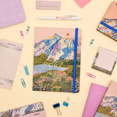 Cuaderno tapa blanda tamaño 14x19 cm con diseño de paisaje montañoso colorido