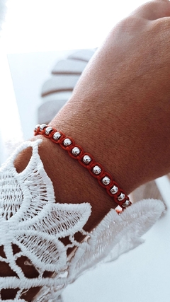 Pulsera hilo bolitas red en internet