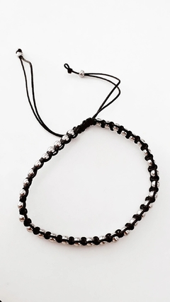 Pulsera hilo bolitas black - Coquetas Accesorios