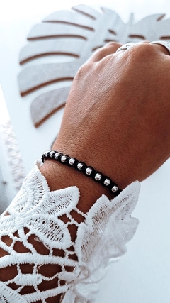 Pulsera hilo bolitas black en internet