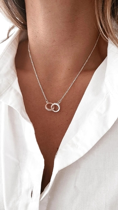 Collar entrelazado