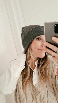 Gorro de lana gris oscuro
