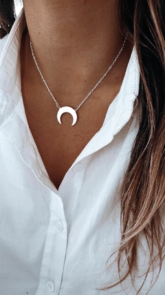 Collar luna invertida