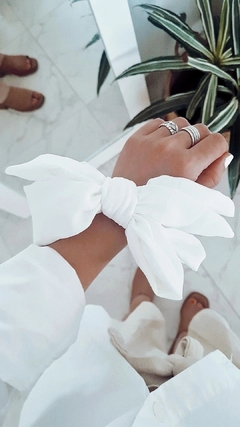 Colita con moño blanco