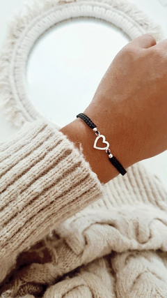 Pulsera heart calado hilo negro - tienda online
