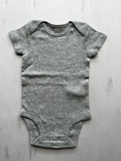 Body carters manga corta gris talle 3 meses