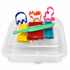 Lunchera infantil con 3 masas, 3 cortantes chicos y 1 herramienta mediana