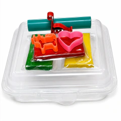 Lunchera infantil con 3 masas, 3 cortantes chicos y 1 palito multicolor