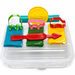 Lunchera infantil con 3 masas, 3 cortantes chicos, 1 herramienta mediana, 1 palito y 1 sello