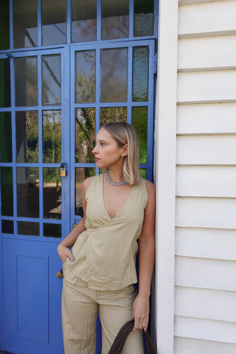 Blusa cruzada confeccionada en un sastrero liviano, la tela tiene una textura ligera, cuenta con un lazo para regular al costado