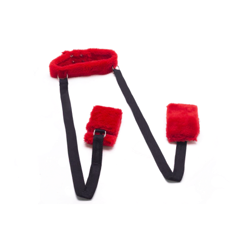 Coleira em pelúcia com amarras para as pernas.