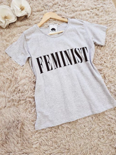 Remera Feminist gris en internet