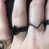 Anel de gota em prata 925 cravejado de zircônias negras na internet