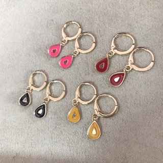Argola dourada com pingente de gota esmaltada (ESCOLHA A COR) na internet