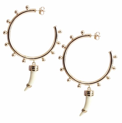 Brinco de argola dourado grande com pingente de Ivory