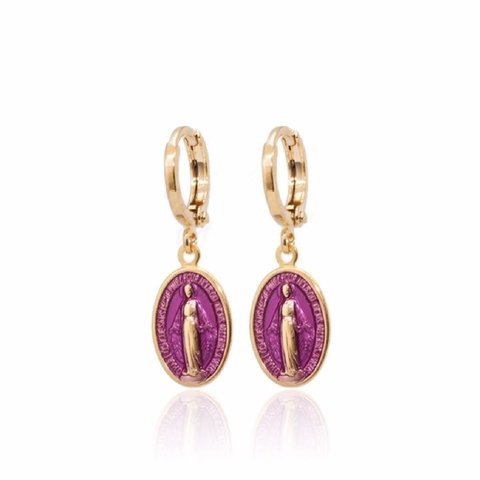Argola com pingente de nossa senhora esmaltado em rosa