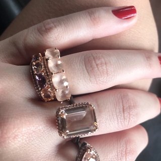 Anel retângulo cravejado de cristal morganita e zircônia rose na internet