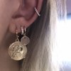 Argola dourada com pingente de medalha moeda - comprar online