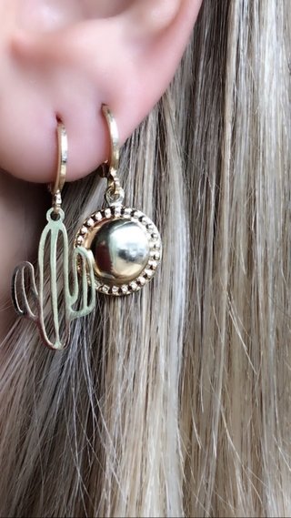 Argola com pingente de cactos dourado na internet