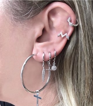 Argola com pingente de cruz - CZT store