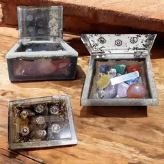 Caixa de orgonite com kit chakras 14 pedras - Orgonites e loja de artigos esotéricos