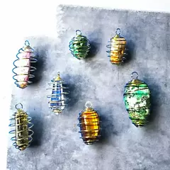 Casulo de Metal Banhado a Ouro com Espiral - Elegância e Praticidade para Seus Cristais - comprar online