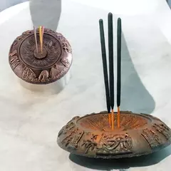 Incensário Redondo de Resina com Motivos Egípcios em Alto Relevo 14cm