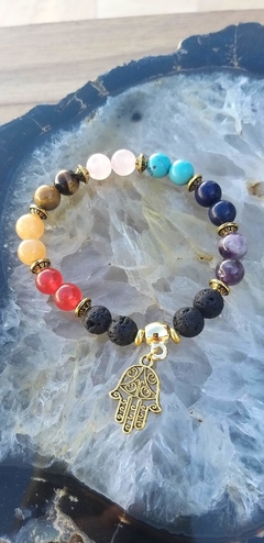 Pulseira dos 7 chakras, lava vulcânica e pingente mão hamsa