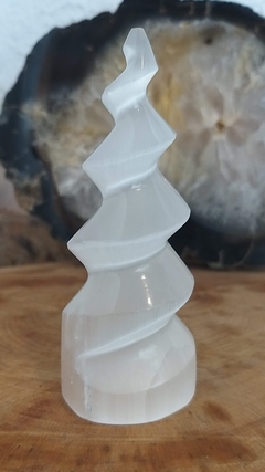 Torre espiral trabalhada de selenita 10cm