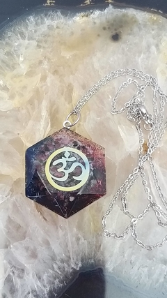 Orgonite pingente dodecaedro Om com turmalina mista - 3,2cm