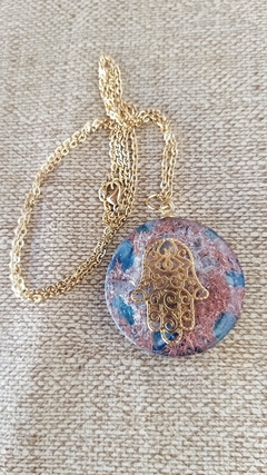 Orgonite pingente hamsá - topázio azul e água marinha - comprar online