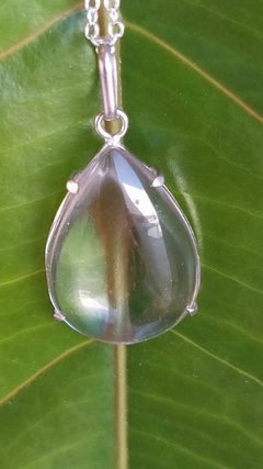 Pingente gota de cristal com garra e corrente de prata - opções de pedras