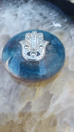 Orgonite de bolso 4cm meia lua Hamsá topázio azul