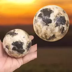 Esfera de turmalina negra no feldspato 6,6cm - 397g - com suporte de acrílico - comprar online
