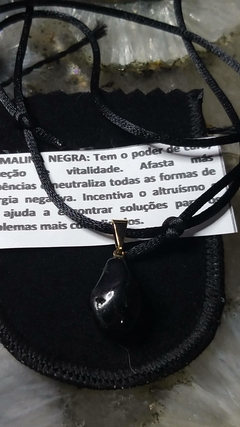 Pingente pedrinha turmalina negra pino dourado e fio encerado - Orgonites e loja de artigos esotéricos