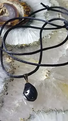 Pingente pedrinha turmalina negra pino dourado e fio encerado