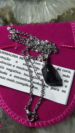 Pingente pedrinha turmalina negra pino prateado e corrente aço 55cm na internet