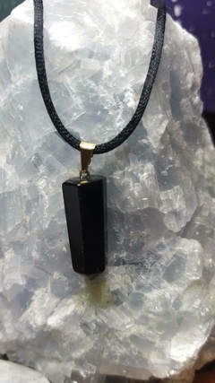 Pingente pontinha obsidiana preta pino dourado e fio encerado