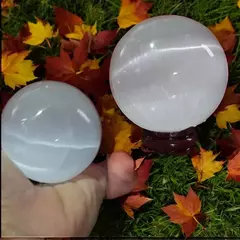 Esfera de selenita 62mm - 300g com suporte de acrílico - comprar online