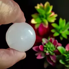 Esfera de selenita 3,5cm - 50g com suporte e caixa de acrílico na internet