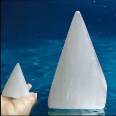Pirâmide de Selenita Branca Polida 6cm - 84g