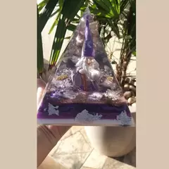 Pirâmide de Orgonite Com Energia Mística e Protetora (15x14,5)cm