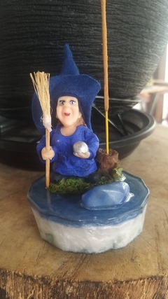 Incensário bruxinha com vassoura base orgonite - comprar online