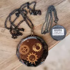 Orgonite pingente engrenagens - escudo protetor - 3,5cm