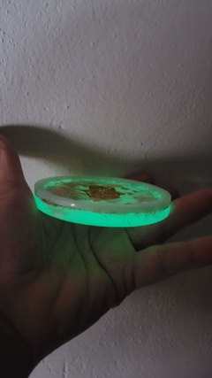 Porta-Copos de Orgonite com Hamsá 80mm com Selenita - Proteção - Brilha no escuro - Orgonites e loja de artigos esotéricos