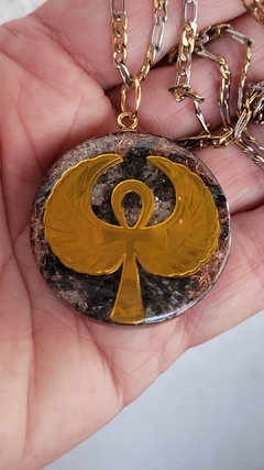 Pingente de Orgonite Ankh com Asas e Turmalina Negra - 3,4cm na internet