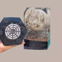 Pirâmide orgonite hexagonal 17cm com esfera de turmalina negra no feldspato - proteção e progresso na internet