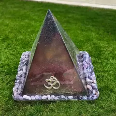 Pirâmide de orgonite com base retangular - Meditação e relaxamento