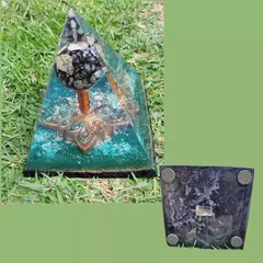 Pirâmide de Orgonite 14,5cm com Esfera de Riolita - Transformação e Proteção - comprar online