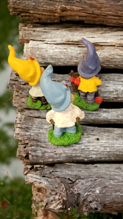 Trio de duendes em resina Binho, Zimo e Zinho - comprar online